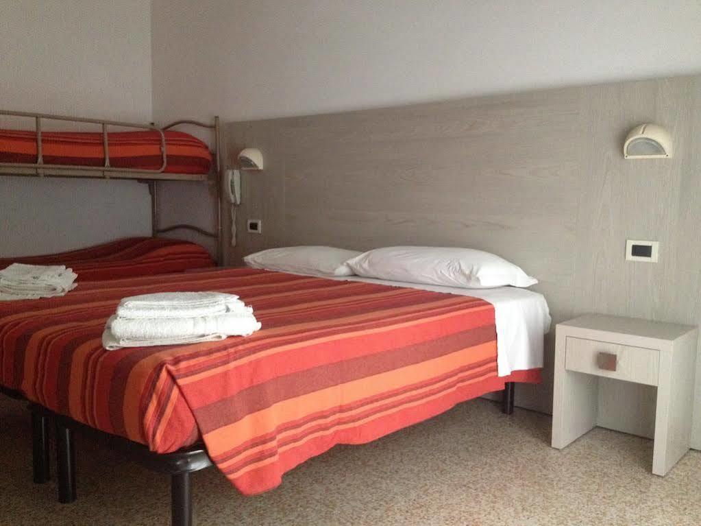 Hotel Luana Ріміні Екстер'єр фото