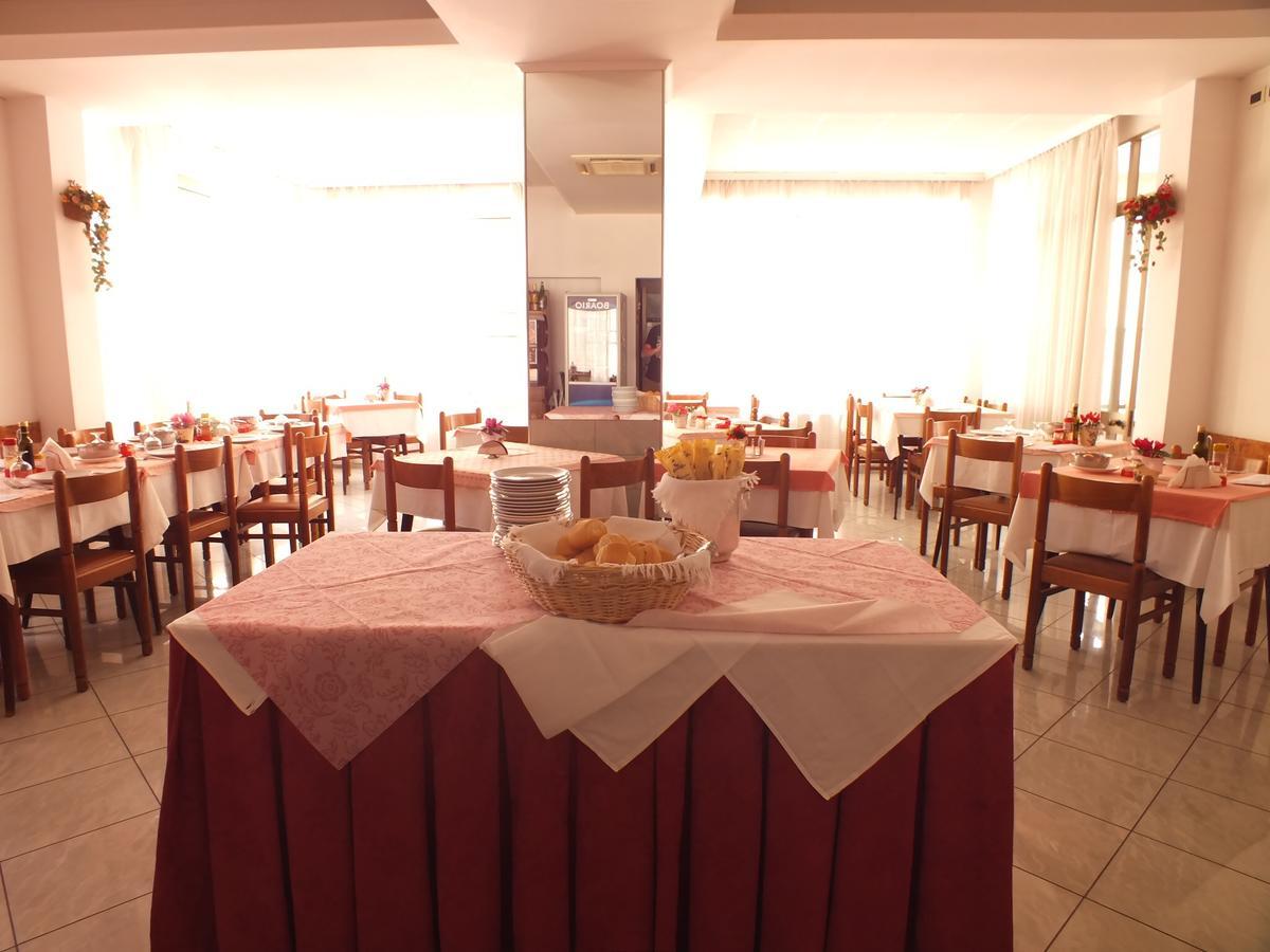 Hotel Luana Ріміні Екстер'єр фото