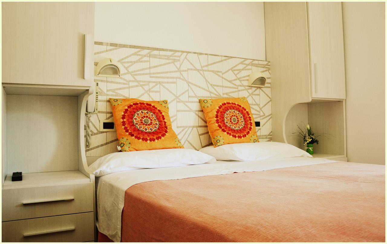 Hotel Luana Ріміні Екстер'єр фото