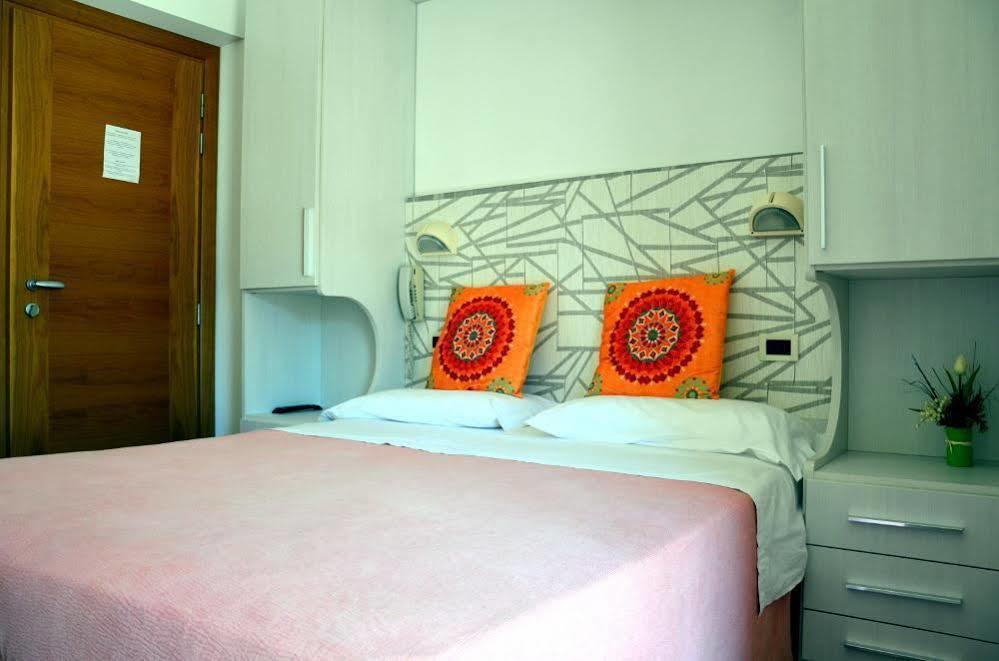 Hotel Luana Ріміні Екстер'єр фото